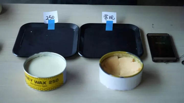等待模具靜靜放置10-15分鐘，使脫模蠟充分滲透至模具表面