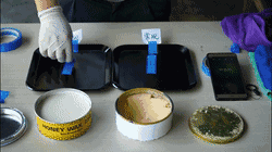 同一時(shí)間使用蜜蠟250的模具在差不多2秒后就掉落在桌面上，但使用常規(guī)蠟的模具還是牢牢地穩(wěn)固貼在模具上，附著力十分強(qiáng)，由此可見使用蜜蠟250的脫膜效果更勝一籌。