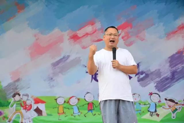 廣東博皓公司總經(jīng)理、鷹之家班主任尹總，為我們本次運(yùn)動(dòng)會(huì)致開(kāi)幕詞