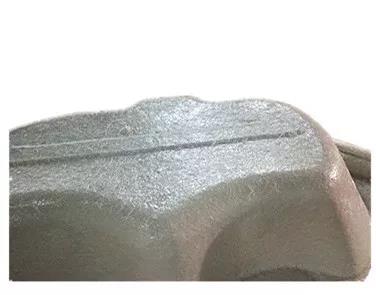 用樹脂和玻璃纖維復(fù)合在浴缸胚料的底部，使成型產(chǎn)品有足夠的強(qiáng)度