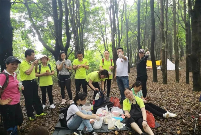 博皓人勞作過后，分享、享受美食
