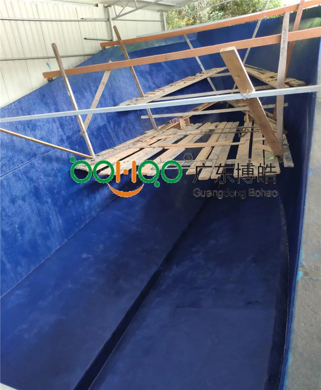 將玻璃鋼模具清洗干凈，打上脫模蠟 施涂船體膠衣