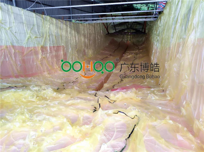 完成鋪層后，用真空袋覆蓋好
