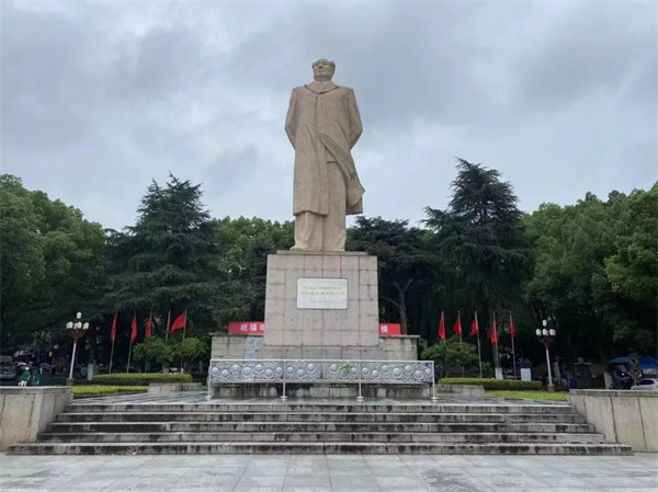 湖南大學(xué)，毛主席雕像