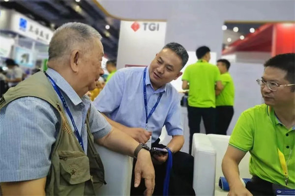 中國(guó)復(fù)合材料工業(yè)協(xié)會(huì)特邀顧問(wèn)，中國(guó)SMC之父，黃家康到博皓展臺(tái)交流指導(dǎo)